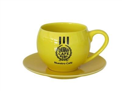 Cupa ceramică galbenă și farfurie