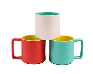 Cană din ceramică cu mâner pătrat